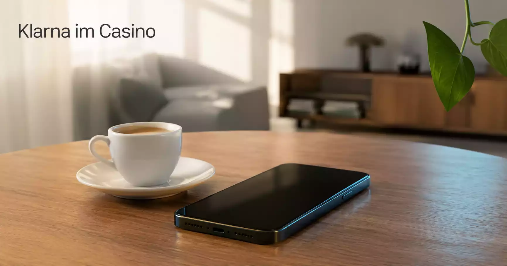 Modernes Smartphone mit dunklem Display auf einem hellen Walnussschreibtisch neben einer kleinen Espressotasse, weiches cyanfarbenes Licht in einem ruhigen deutschen Wohnzimmer
